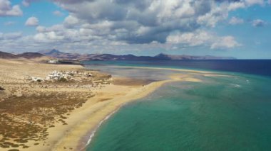 Jandia Yarımadası, Risco del Paso, Playas de Sotavento ve Laguna de Sotavento, Fuerteventura, Kanarya Adaları, İspanya, Atlantik, Avrupa. Uçurtma okyanusta uçuyor, Sotavento plajı, Fuerteventura