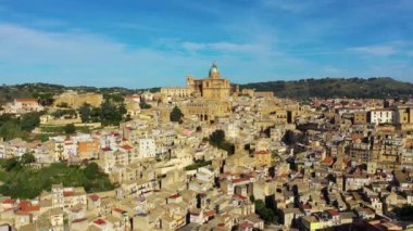 Piazza Armerina İtalya 'nın Sicilya eyaletinde yer almaktadır. SS Katedrali ile Armerina Meydanı şehir manzarası. Assunta ve eski şehir, Sicilya, Piazza Armerina, Enna ili, Sicilya, İtalya, Avrupa.