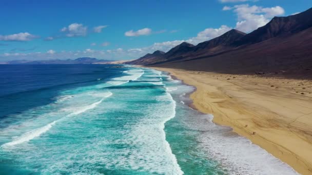 Niesamowita Plaża Cofete Nieskończonym Horyzoncie Wulkaniczne Wzgórza Tle Ocean Atlantycki — Wideo stockowe