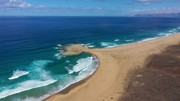 Praia Incrível Cofete Com Horizonte Infinito Colinas Vulcânicas Fundo Oceano — Vídeo de Stock