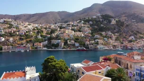 Αεροφωτογραφία Του Όμορφου Ελληνικού Νησιού Σύμη Σύμη Πολύχρωμα Σπίτια Και — Αρχείο Βίντεο