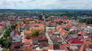 Orta Çağ Pisek Kasabası ve Çek Cumhuriyeti 'nin Güney Bohemya bölgesindeki Otava nehri üzerindeki tarihi taş köprü. Pisek Stone Köprüsü, Çek Cumhuriyeti 'nin en eski korunmuş erken dönem Gotik köprüsü..