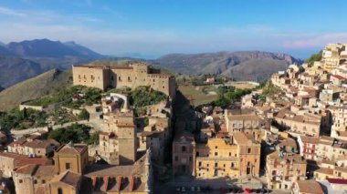 Caccamo, Sicilya. İtalya 'nın Sicilya dağlarında Norman Kalesi olan ortaçağ İtalyan şehri. Tepedeki Caccamo kasabasının arka planında dağlar, Sicilya, İtalya.