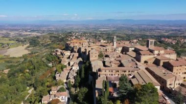Harika mimarisi ve evleri olan Montepulciano köyü. Tuscany, İtalya 'da eski güzel bir kasaba. İtalya 'nın ortaçağ şehri Montepulciano' nun havadan görünüşü