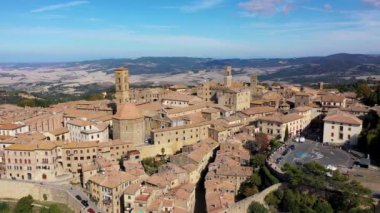 Toskana, Volterra şehir silueti, kilise ve manzara. Maremma, İtalya, Avrupa. Volterra 'nın panoramik manzarası, eski evleri, kuleleri ve kiliseleri olan ortaçağ Toskana kasabası, İtalya.