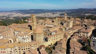 Toskana, Volterra şehir silueti, kilise ve manzara. Maremma, İtalya, Avrupa. Volterra 'nın panoramik manzarası, eski evleri, kuleleri ve kiliseleri olan ortaçağ Toskana kasabası, İtalya.