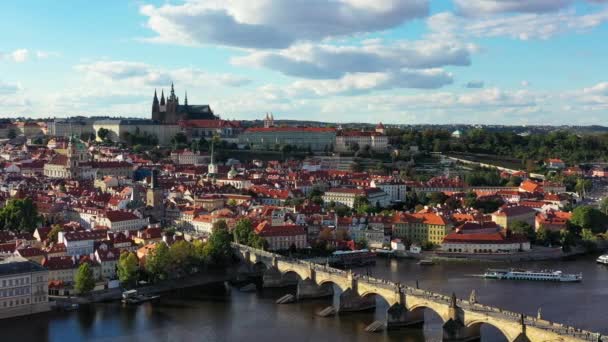 チェコ プラハのヴルタヴァ川にかかるプラハ旧市街の桟橋建築とカレル橋の風光明媚な空中風景 チェコ共和国プラハ旧市街 — ストック動画
