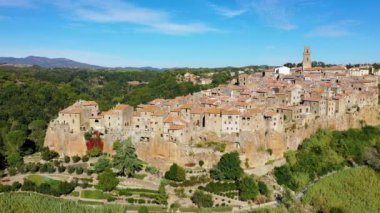 İtalya, Toskana 'nın Grosseto ilindeki Tuff kayaları üzerinde ortaçağ Pitigliano kasabası. Pitigliano İtalya 'nın Güney Toskana şehrinde küçük bir ortaçağ kasabasıdır..