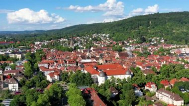Almanya 'nın Ettlingen şehrinde Alb nehri ile. Alb Nehri ile Almanya 'nın Ettlingen eyaletinde yer alan bir şehirdir. Ettlingen, Baden Wurttemberg, Almanya. 