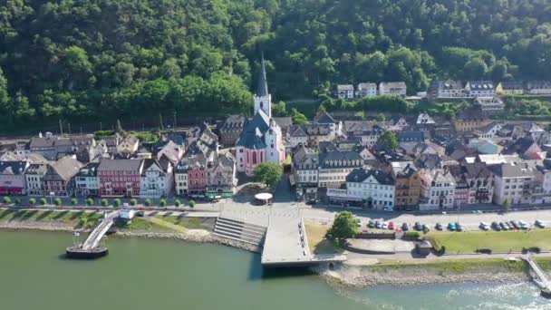 俯瞰德国莱茵河中上游的Oberwesel镇 德国莱茵河中游的Oberwesel镇和圣母教堂 莱茵兰 帕拉廷 莱茵河畔的奥伯塞镇 — 图库视频影像