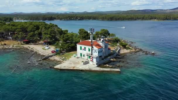 シベニク湾の入り口の空中ビュー ダルマチア クロアチアの群島のJadrija灯台 クロアチアのシベニク湾のJadrija町の灯台の空中ビュー 美しい海の景色 — ストック動画