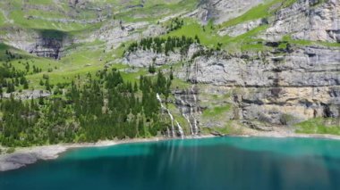 Güneşli bir yaz gününde Bluemlisalp dağıyla ünlü Oeschinensee. Oeschinensee gölü manzarası. İsviçre Alpleri, Kandersteg. İnanılmaz turnuva Oeschinnensee şelaleleri, İsviçre.