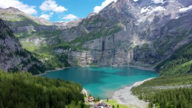 Güneşli bir yaz gününde Bluemlisalp dağıyla ünlü Oeschinensee. Oeschinensee gölü manzarası. İsviçre Alpleri, Kandersteg. İnanılmaz turnuva Oeschinnensee şelaleleri, İsviçre.