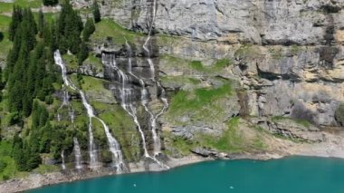 Güneşli bir yaz gününde Bluemlisalp dağıyla ünlü Oeschinensee. Oeschinensee gölü manzarası. İsviçre Alpleri, Kandersteg. İnanılmaz turnuva Oeschinnensee şelaleleri, İsviçre.