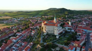 Mikulov Kalesi, Güney Moravya, Çek Cumhuriyeti 'nin Mikulov kasabasında. Çek Cumhuriyeti 'ndeki Mikulov şehrinin etkileyici Mikulov Kalesi manzarası