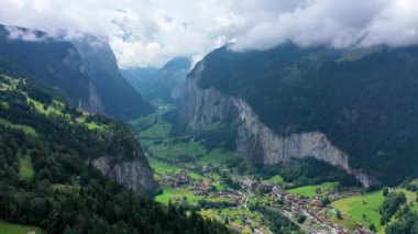 Ünlü kilisesi ve Staubbach şelalesi olan Lauterbrunnen Vadisi. Lauterbrunnen Köyü, Berner Oberland, İsviçre, Avrupa. Güneşli bir günde Lauterbrunnen Vadisi 'nin muhteşem manzarası, İsviçre.