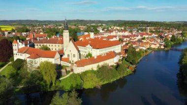 Ünlü Ana Meydanı (UNESCO Dünya Mirası Alanı) olan küçük Çek kasabası Telc 'in havadan manzarası. Eski kasaba Telc 'in hava manzarası, Güney Moravya, Çek. Çek Cumhuriyeti 'nin Telc Tarihi Merkezi.