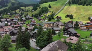İsviçre Alplerinde Murren köyü. Murren köyü Alp dağlarıyla çevrili. Lauterbrunnen Vadisi ve İsviçre Alpleri, Jungfrau Bölgesi, İsviçre ve Avrupa ile Murren dağ köyü. 