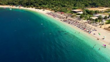 Yunanistan 'ın Kefalonia adasındaki Antisamos plajında kristal berraklığında masmavi bir su. Kefalonya adası, İyon adası, Cephalonia, Antisamos plajı, Yunanistan 'da Antisamos plajı olan güzel bir sahil.. 