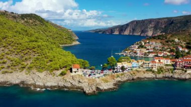 Yunanistan, Kefalonia 'daki Assos köyü. Akdeniz 'de turkuaz renkli körfez Kefalonya, Yunanistan, İyon adası, Cephalonia, Assos köyü Assos köyünde güzel renkli evleri var..