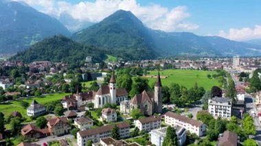İsviçre 'deki Interlaken şehrinin hava manzarası. Interlaken kasabası, Eiger, Monch ve Jungfrau dağları ve Thun ve Brienz Gölü 'nün güzel manzarası. Interlaken, Bernese Oberland, İsviçre.