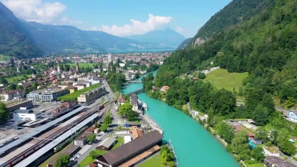 瑞士因特拉肯市的空中景观 因特拉肯 艾盖尔 蒙克和容格弗鲁山以及图恩湖和布里恩兹湖的美丽景色 因特拉肯 贝内塞 奥伯兰 — 图库视频影像