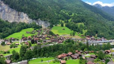 Ünlü Lauterbrunnen kasabası ve Staubbach şelalesi, Bernese Oberland, İsviçre, Avrupa. Lauterbrunnen Vadisi, Lauterbrunnen Köyü, Staubbach Sonbaharı ve İsviçre Alplerindeki Lauterbrunnen Duvarı..