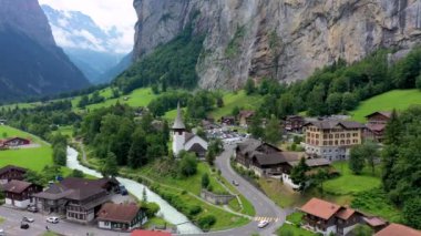 Ünlü Lauterbrunnen kasabası ve Staubbach şelalesi, Bernese Oberland, İsviçre, Avrupa. Lauterbrunnen Vadisi, Lauterbrunnen Köyü, Staubbach Sonbaharı ve İsviçre Alplerindeki Lauterbrunnen Duvarı..