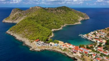 Yunanistan, Kefalonia 'daki Assos köyü. Akdeniz 'de turkuaz renkli körfez Kefalonya, Yunanistan, İyon adası, Cephalonia, Assos köyü Assos köyünde güzel renkli evleri var..