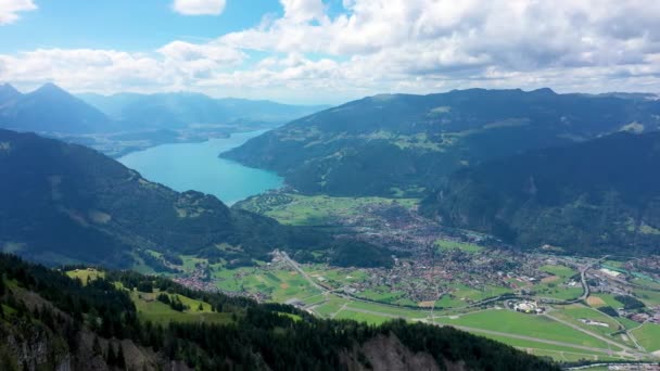 美丽的Brienz湖从瑞士伯尔尼州Bernese Oberland的Schynige Platte小径观看 瑞士阿尔卑斯山中最受欢迎的山脉叫做瑞士的Schynige Platte 空中俯瞰 — 图库视频影像