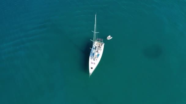 Yacht Förankring Kristallklart Turkost Vatten Framför Den Tropiska Alternativ Livsstil — Stockvideo