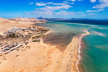 Jandia Yarımadası, Risco del Paso, Playas de Sotavento ve Laguna de Sotavento, Fuerteventura, Kanarya Adaları, İspanya, Atlantik, Avrupa. Uçurtma okyanusta uçuyor, Sotavento plajı, Fuerteventura