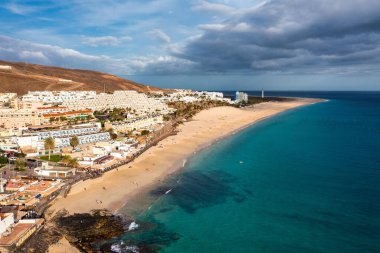 Fuerteventura adasında Morro del Jable kasabasında plaj havadan görünümü (Morro Jable plaj), Kanarya Adaları, İspanya. Kanaryalar'ın en iyi plajlarından biri. Mesafede motorral deniz feneri.