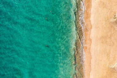 Fuerteventura Adası, İspanya, Kanarya Adaları 'nda turkuaz suyu olan bir sahil. Kum plajının havadan görünüşü, okyanus dokusunun arka planı, İHA 'lar tarafından sahilin yukarıdan görünüşü. Fuerteventura, İspanya, Kanarya Adaları.