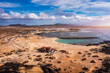 İspanya, Kanarya Adaları, Fuerteventura 'daki El Cotillo şehrinin panoramik manzarası. Adanın kuzeyindeki Fuerteventura, El Cotillo 'nun renkli geleneksel köyleri. İspanya 'nın Kanarya Adaları.