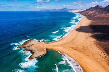 Uçsuz bucaksız ufku olan harika Coffee Plajı. Arka planda volkanik tepeler ve Atlantik Okyanusu. Coffee Beach, Fuerteventura, Kanarya Adaları, İspanya. Playa de Coffee, Fuerteventura, Kanarya Adaları.