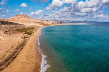 Jandia Yarımadası, Risco del Paso, Playas de Sotavento ve Laguna de Sotavento, Fuerteventura, Kanarya Adaları, İspanya, Atlantik, Avrupa. Uçurtma okyanusta uçuyor, Sotavento plajı, Fuerteventura