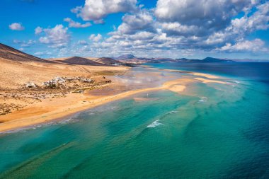 Jandia Yarımadası, Risco del Paso, Playas de Sotavento ve Laguna de Sotavento, Fuerteventura, Kanarya Adaları, İspanya, Atlantik, Avrupa. Uçurtma okyanusta uçuyor, Sotavento plajı, Fuerteventura