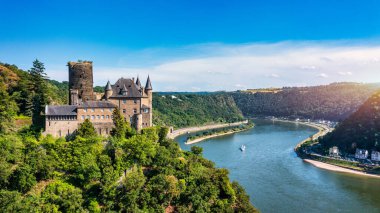 Katz Kalesi ve romantik Ren yazın gün batımında, Almanya 'da. Katz Kalesi veya Burg Katz, Almanya 'nın Rhineland-Palatinate eyaletinde yer alan bir harabe.