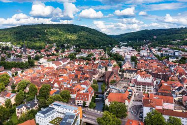 Bir nehir ve bir kilise ile Almanya'da Ettlingen Eski Şehir. Bir nehir ve bir kilise çan kulesi ile Ettlingen, Almanya, merkezi bir ilçe görünümü. Ettlingen, Baden Wurttemberg, Almanya.