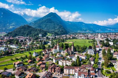 İsviçre 'deki Interlaken şehrinin hava manzarası. Interlaken kasabası, Eiger, Monch ve Jungfrau dağları ve Thun ve Brienz Gölü 'nün güzel manzarası. Interlaken, Bernese Oberland, İsviçre.