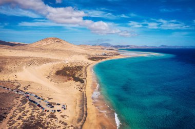 İspanya 'nın Fuerteventura Kanarya Adası' ndaki Costa Calma 'da altın kum ve kristal deniz suyuyla Sotavento sahilini izleyin. Plaj Playa de Sotavento, Kanarya Adası, Fuerteventura.