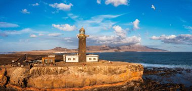 Punta de Jandia deniz feneri yukarıdan, hava mavisi deniz, Fuerteventura, Kanarya Adası, İspanya. Punta Jandia deniz feneri (Faro de Punta Jandia). Fuerteventura, Kanarya Adası, İspanya.