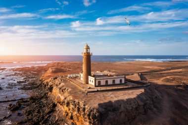 Punta de Jandia deniz feneri yukarıdan, hava mavisi deniz, Fuerteventura, Kanarya Adası, İspanya. Punta Jandia deniz feneri (Faro de Punta Jandia). Fuerteventura, Kanarya Adası, İspanya.