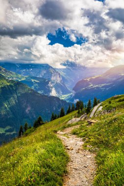 Lauterbrunnen vadisi ünlü doğa ve şelaleleri ile. Lauterbrunnen Vadisi, Berner Oberland, İsviçre, Avrupa. Güneşli bir günde Lauterbrunnen Vadisi 'nin muhteşem manzarası, İsviçre.