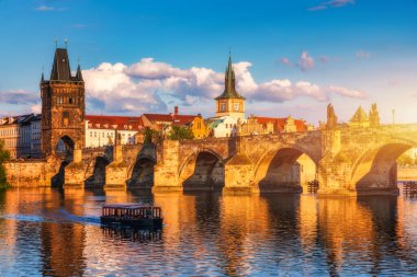 Çek Cumhuriyeti Prag 'daki Charles Köprüsü. Prag, Çek Cumhuriyeti. Charles Bridge (Karluv Most) ve Old Town Tower. Vltava Nehri ve Charles Köprüsü. Dünya seyahati, gezi ve turizm kavramı.