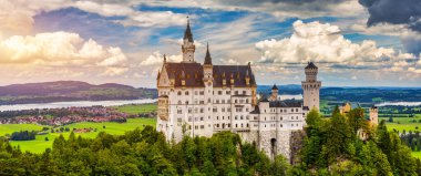 Fussen, Bavyera, Almanya yakınlarındaki manzaralı Neuschwanstein Şatosu. Hohenschwangau, Almanya 'daki Neuschwanstein Kalesi. 