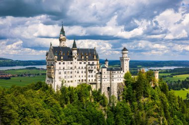 Fussen, Bavyera, Almanya yakınlarındaki manzaralı Neuschwanstein Şatosu. Hohenschwangau, Almanya 'daki Neuschwanstein Kalesi. 