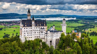 Fussen, Bavyera, Almanya yakınlarındaki Neuschwanstein Peri Masalı Kalesi. Ünlü Neuschwanstein Kalesi manzarası. Konum: Fussen yakınlarındaki Hohenschwangau köyü, güneybatı Bavyera, Almanya, Avrupa