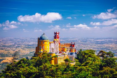 Sintra 'daki Pena Sarayı. Lizbon, Portekiz. Avrupa seyahatleri, Portekiz 'de tatiller. Pena Sarayı Panoramik Manzarası, Sintra, Portekiz. Pena Ulusal Sarayı, Sintra, Portekiz. 